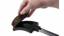 Broil King Baron Palmyra Grill Brush - 64038 -THE BBQ SHOP BK 64038 Action 01 1000x563 1